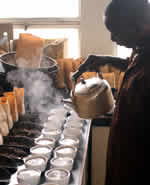 グァテマラのカッピング風景　ジュゥと吸って吐きだします。