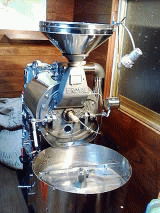 焙煎機です。アップで見ると機関車みたいです♪